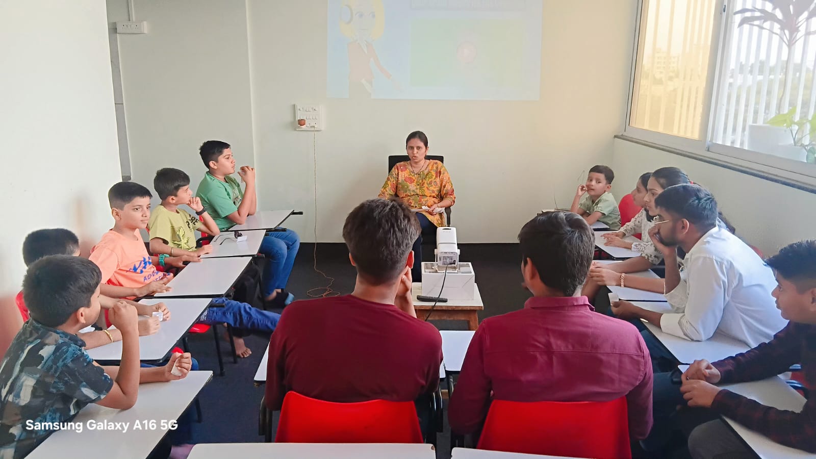 Handwriting Improvement classroom session at The English Guru Nashik